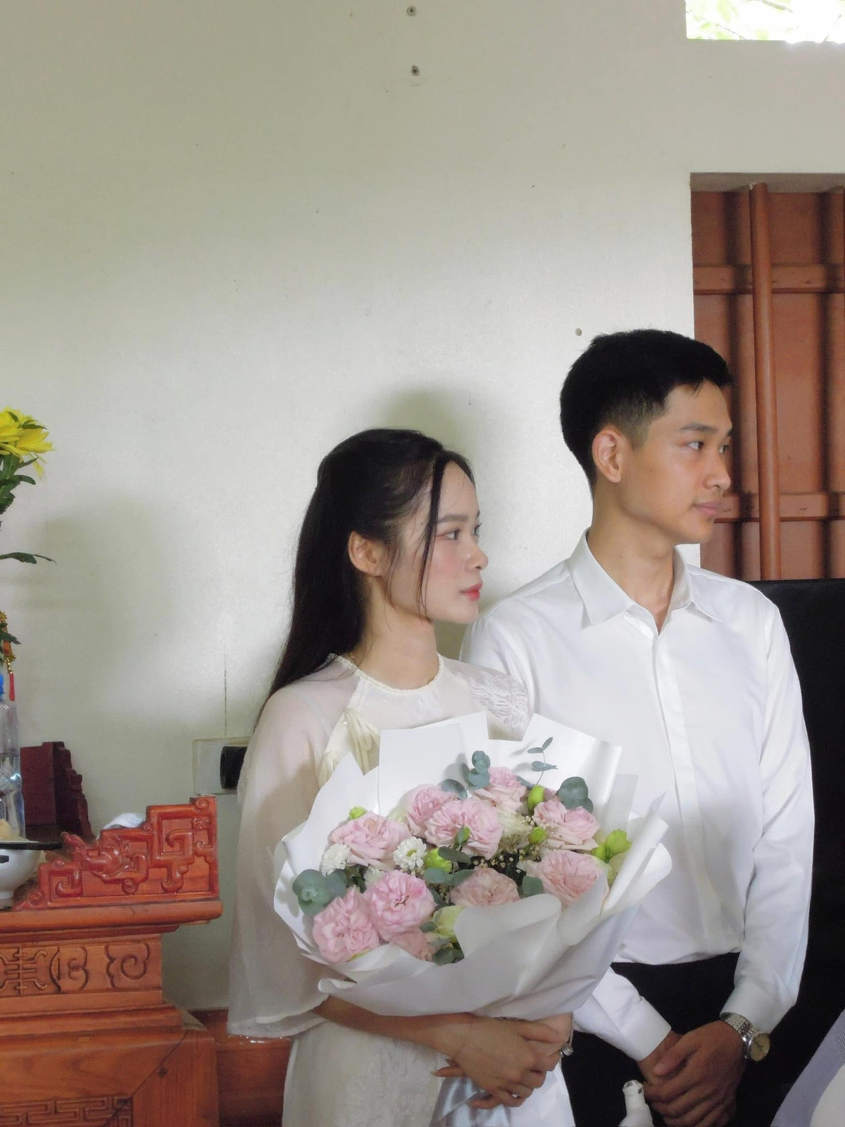 Trên trang Tiktok, cặp đôi thường chia sẻ những bí kíp yêu đương như cách vượt qua khi có bất đồng: cãi nhau bằng miệng, tuyệt đối không dùng tay chân; không lôi chuyện cũ từ lâu ra nói; không được chiến tranh lạnh; có chuyện ở ngoài thì về nhà đóng cửa bảo nhau; nếu thấy sai thì phải nhận sai... (Ảnh: Facebook)