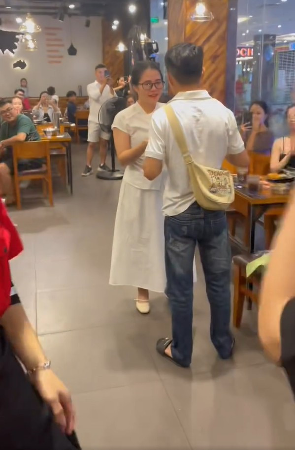 Rất nhiều thực khách xung quanh đã chứng khiến và đều cảm thấy vui mừng thay cho cặp đôi có một tình yêu đẹp.