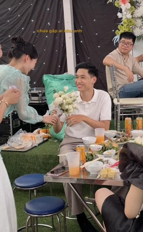 Đáng nói là trước hành động bất ngờ này của bạn gái, anh chàng không kịp “nhảy số”, gương mặt ngỡ ngàng và trên đũa vẫn còn miếng mực chưa kịp ăn xong. Sau vài giây định thần, anh mới bắt đầu cười toe toét vì vui.