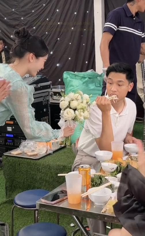 Trước đó không lâu, đoạn video ghi lại cảnh một bạn gái tặng hoa chàng trai trong lễ cưới đã được chia sẻ rộng rãi trên mạng xã hội.