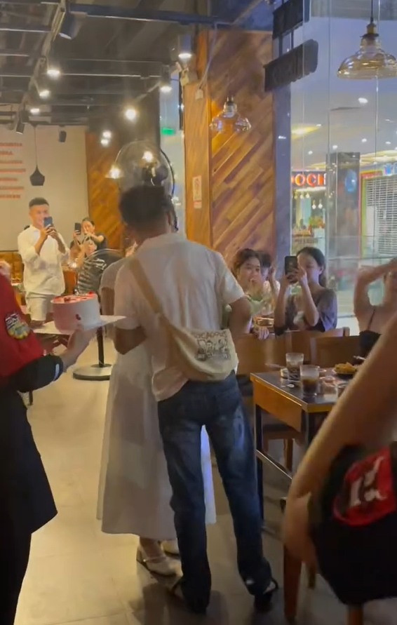 Theo đó, cô gái đã chuẩn bị trước một chiếc bánh kem, nhờ nhân viên của quán đưa ra để hỗ trợ cô cầu hôn bạn trai.