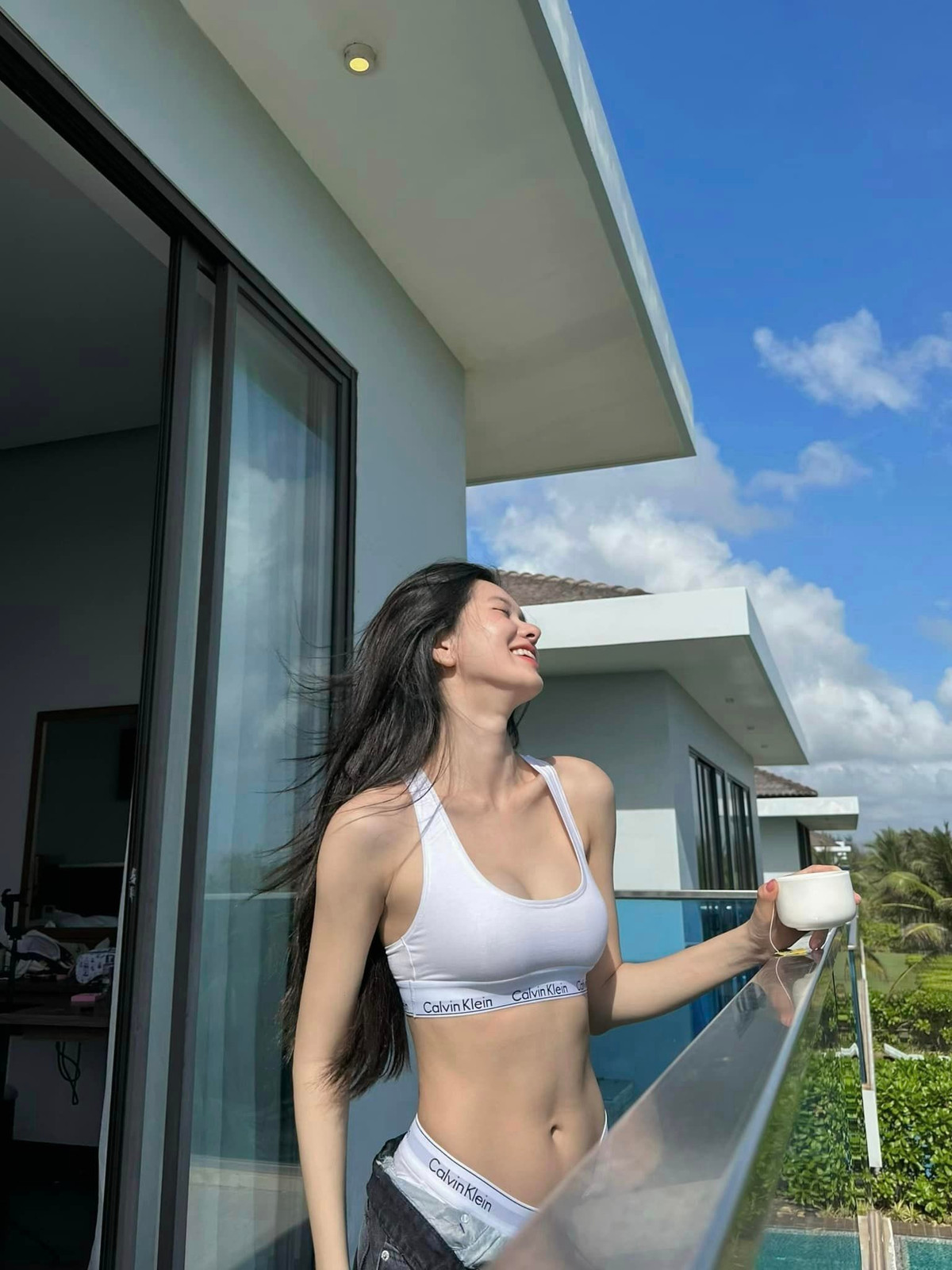 Là người có sức ảnh hưởng trên mạng xã hội, Yên Đan được đánh giá có gu ăn mặc thời thượng.