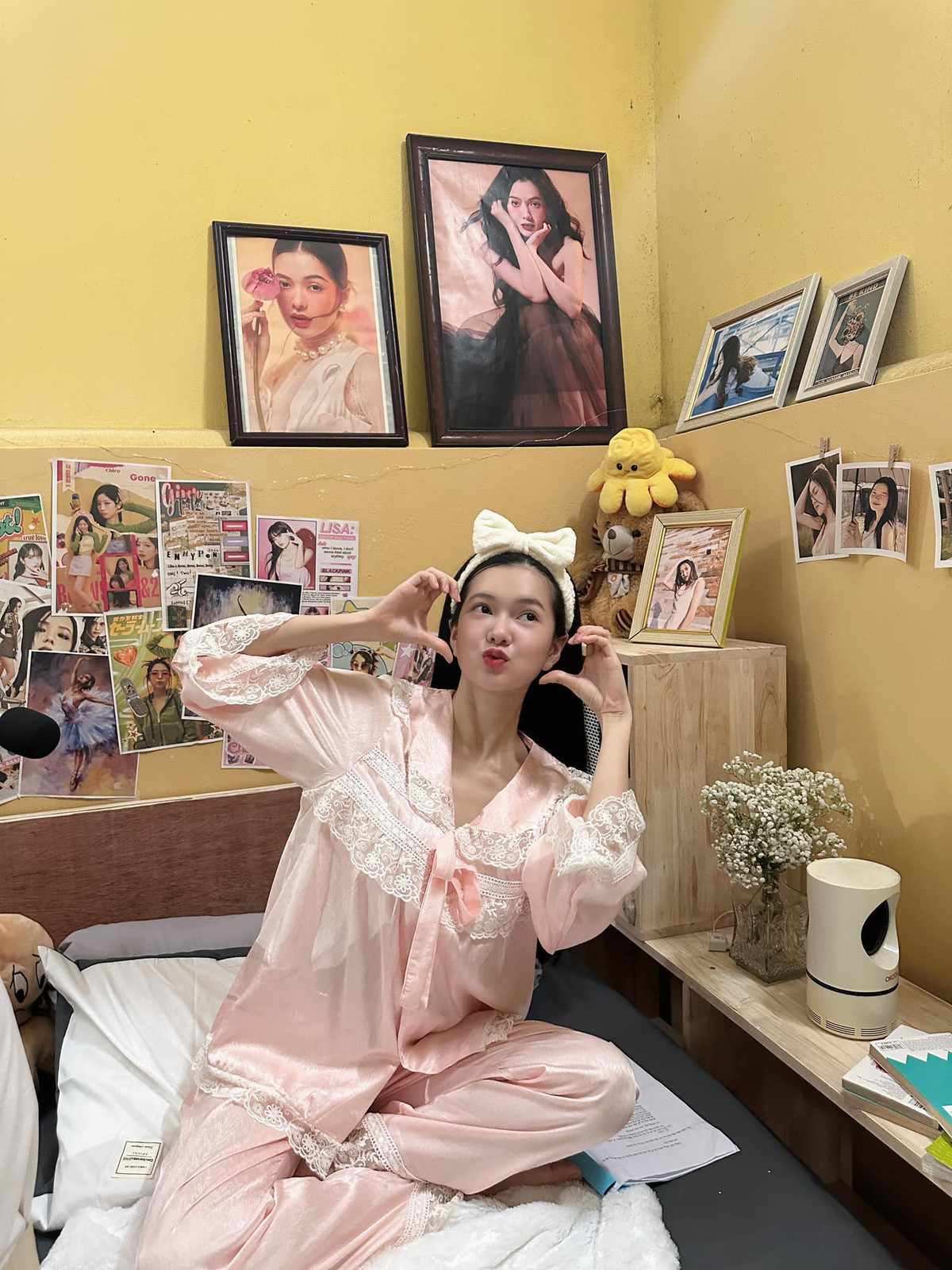 Vào vai một cô sinh viên biết "mồi chài" đàn ông, Yên Đan đã xuất sắc tạo nên ấn tượng về 1 nhân vật Như với nét mặt cùng phong cách "trà xanh" chính hiệu.