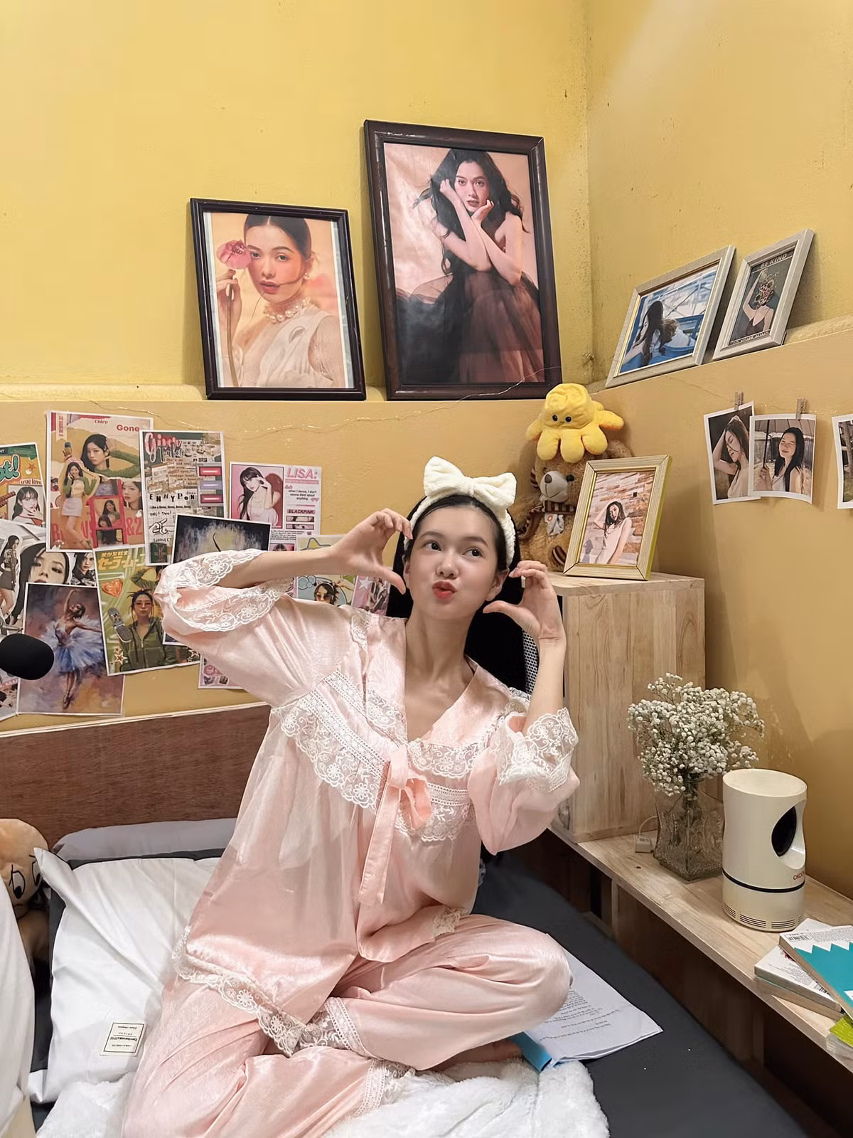 Vào vai một cô sinh viên biết "mồi chài" đàn ông, Yên Đan đã xuất sắc tạo nên ấn tượng về 1 nhân vật Như với nét mặt cùng phong cách "trà xanh" chính hiệu.