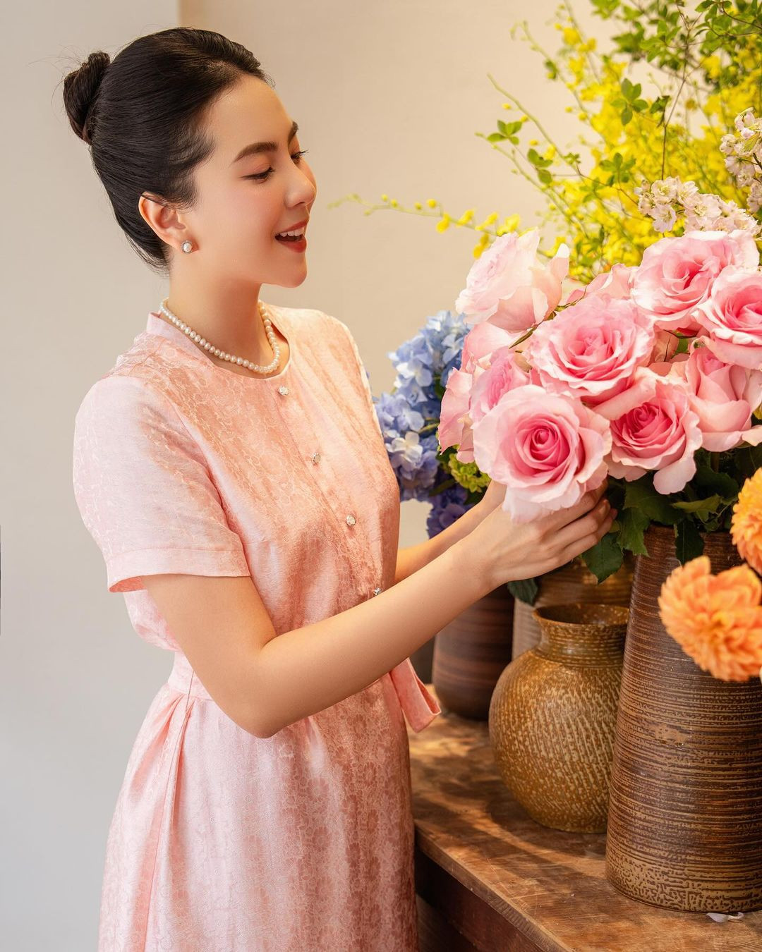 Tận dụng chính vẻ đẹp trời ban, Mai Ngọc tự mình làm mẫu ảnh cho những trang phục bản thân thiết kế.