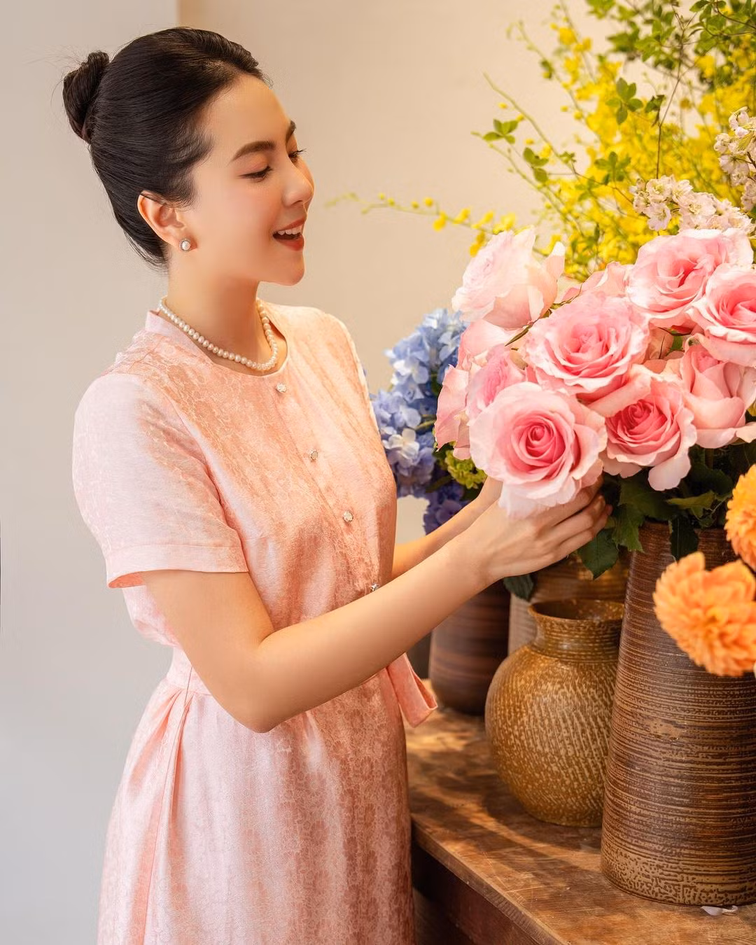 Tận dụng chính vẻ đẹp trời ban, Mai Ngọc tự mình làm mẫu ảnh cho những trang phục bản thân thiết kế.