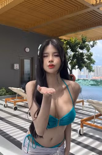 Dù chọn màu trang phục khá kén, tuy nhiên nhờ sở hữu làn da trắng sứ, cô nàng trông vô cùng nổi bật.