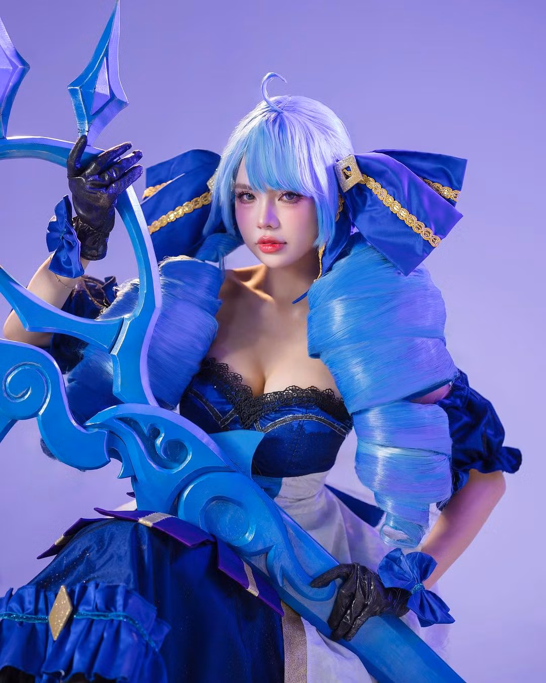 Cô nàng thỉnh thoảng cosplay thành tướng nữ trong game khiến fan không khỏi thích thú.
