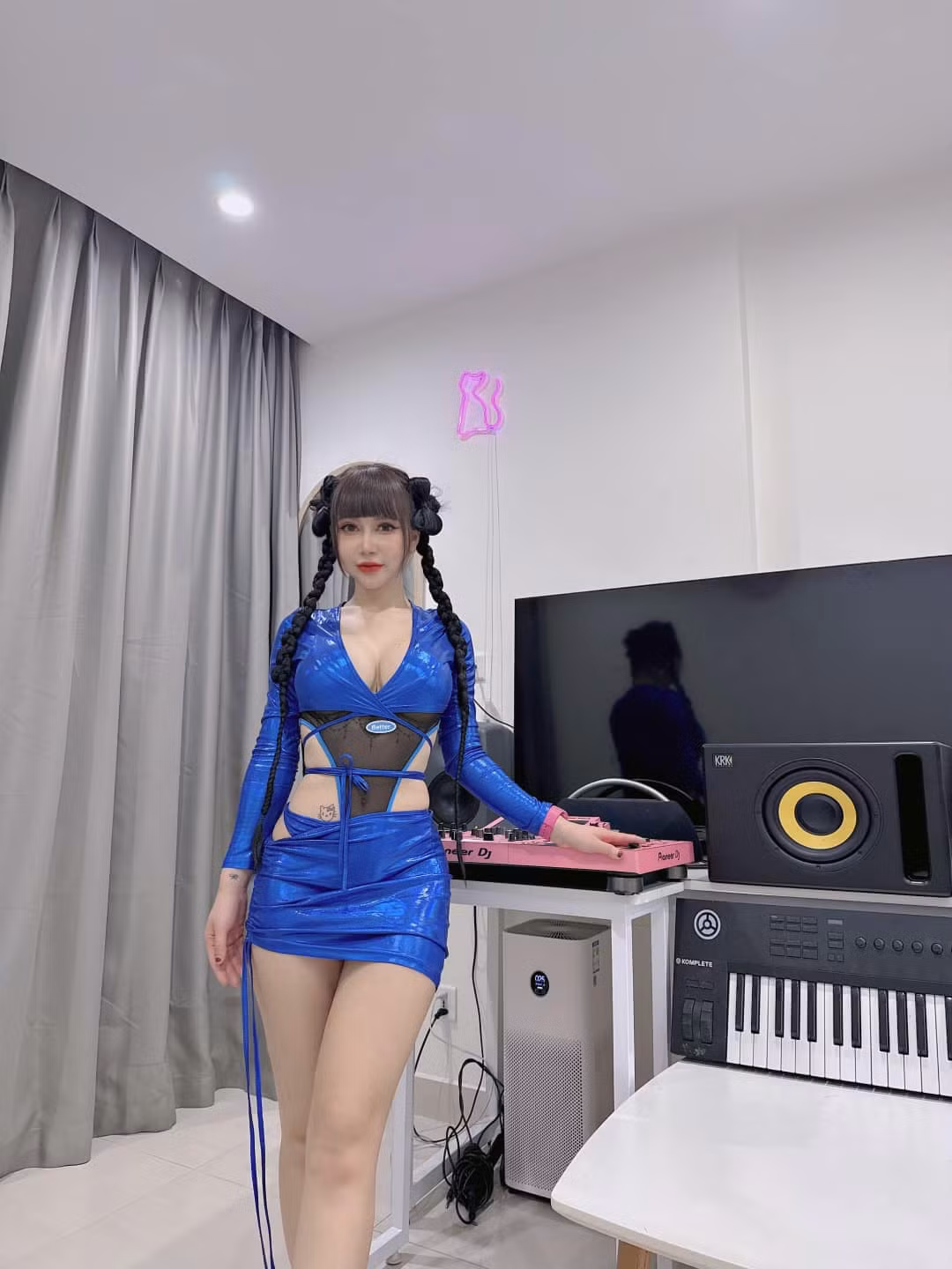 Những bản nhạc sôi động mà cô mang lại luôn đảm bảo “banh nóc” và “chất phát ngất”.