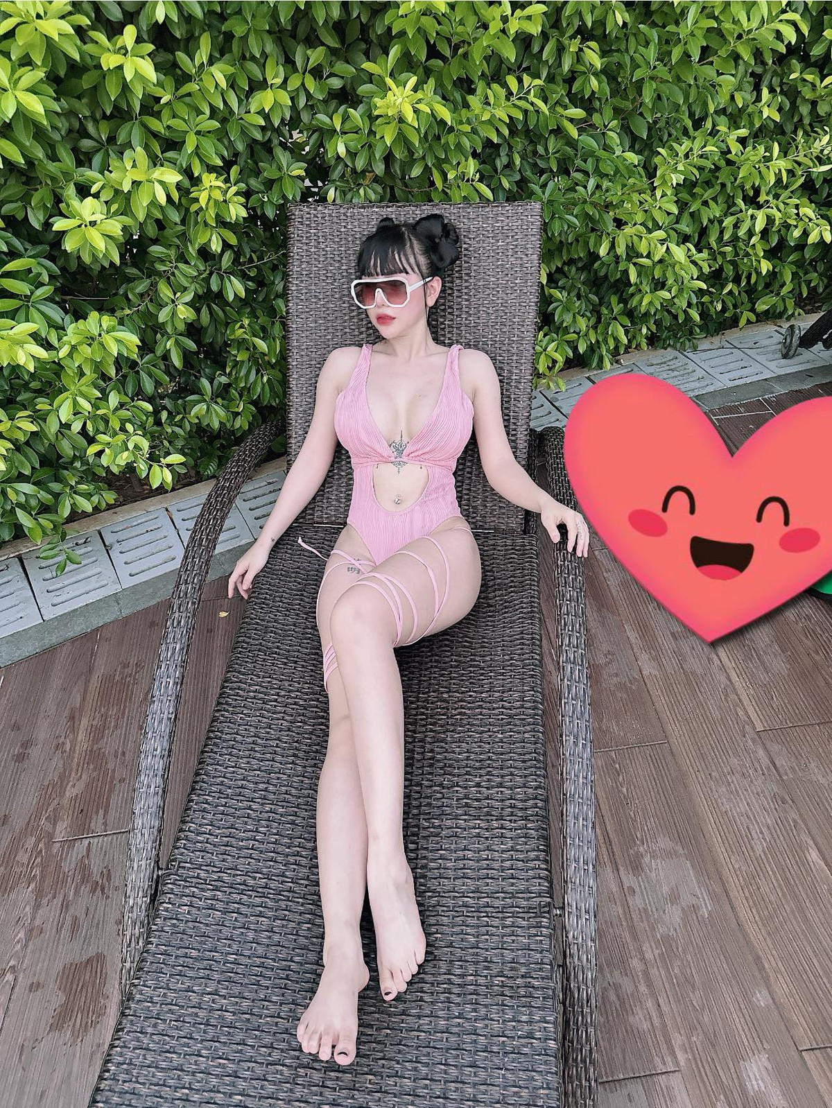 Trong những bức hình được đăng tải, cô nàng ưa chuộng diện những thiết kế cắt xẻ táo bạo, khoe trọn đường cong.