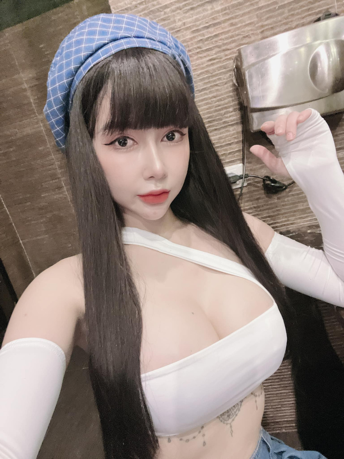 DJ Meo Meo gợi cảm trong chiếc áo quây màu trắng. (Ảnh: FBNV)