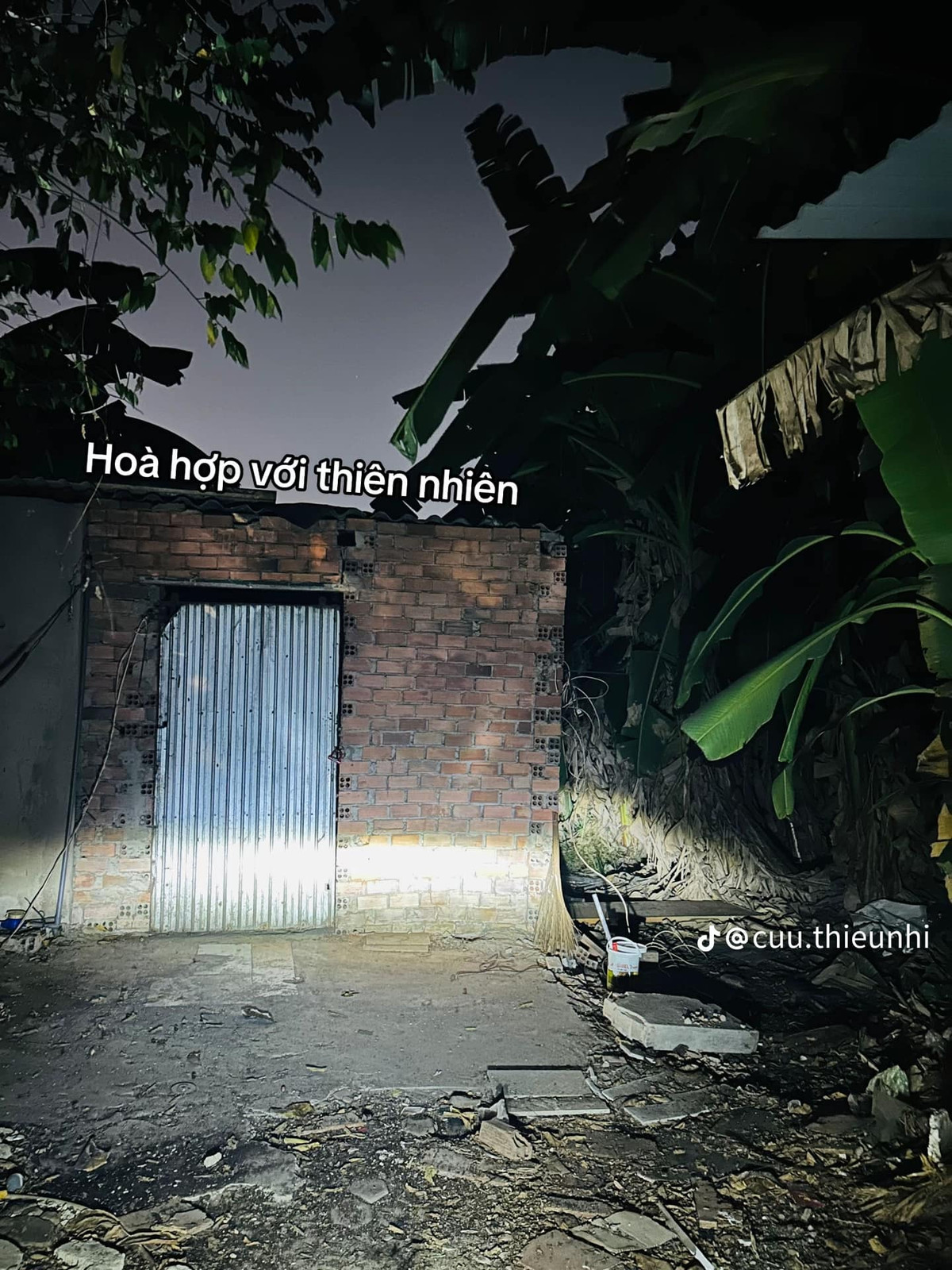 Giá phòng trọ cũng ngày 1 tăng, nhiều người tìm được phòng trọ giá rẻ thì lại "trên mạng 1 kiểu, đến nơi 1 kiểu". Ví dụ như trường hợp này, đây là căn phòng trọ đầy đủ tiện nghi giá rẻ được gia chủ rao trên mạng, nhưng khi người muốn thuê đến xem thì phải tá hỏa vì tình hình thực tế.