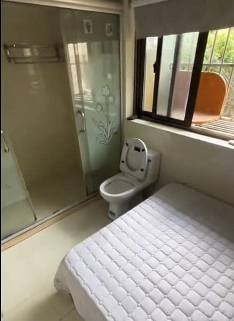 Lướt 1 vòng trên các hội nhóm, cũng như các bình luận của cư dân mạng trước bài post này, không ít những phòng trọ cho thuê với mức giá cao "ngất ngưởng" trong khi căn phòng nếu không xập xệ thì cũng được "chế" lại để cho thuê.