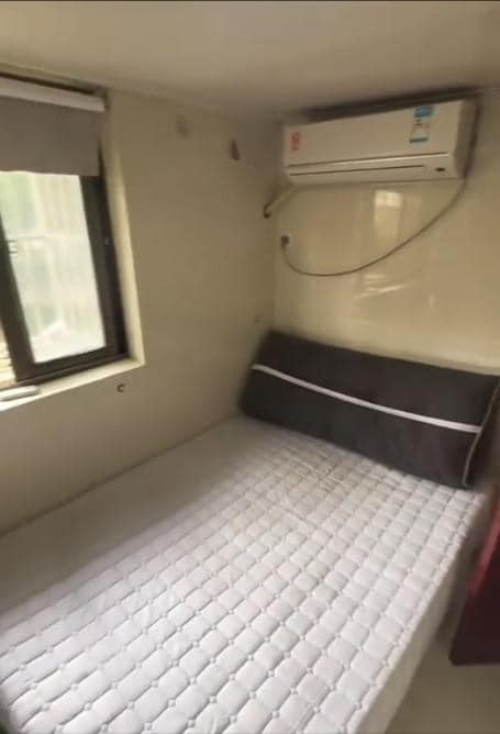 Như căn phòng này chỉ khoảng hơn chục mét vuông, bồn cầu được đặt ngay phía dưới chân giường.