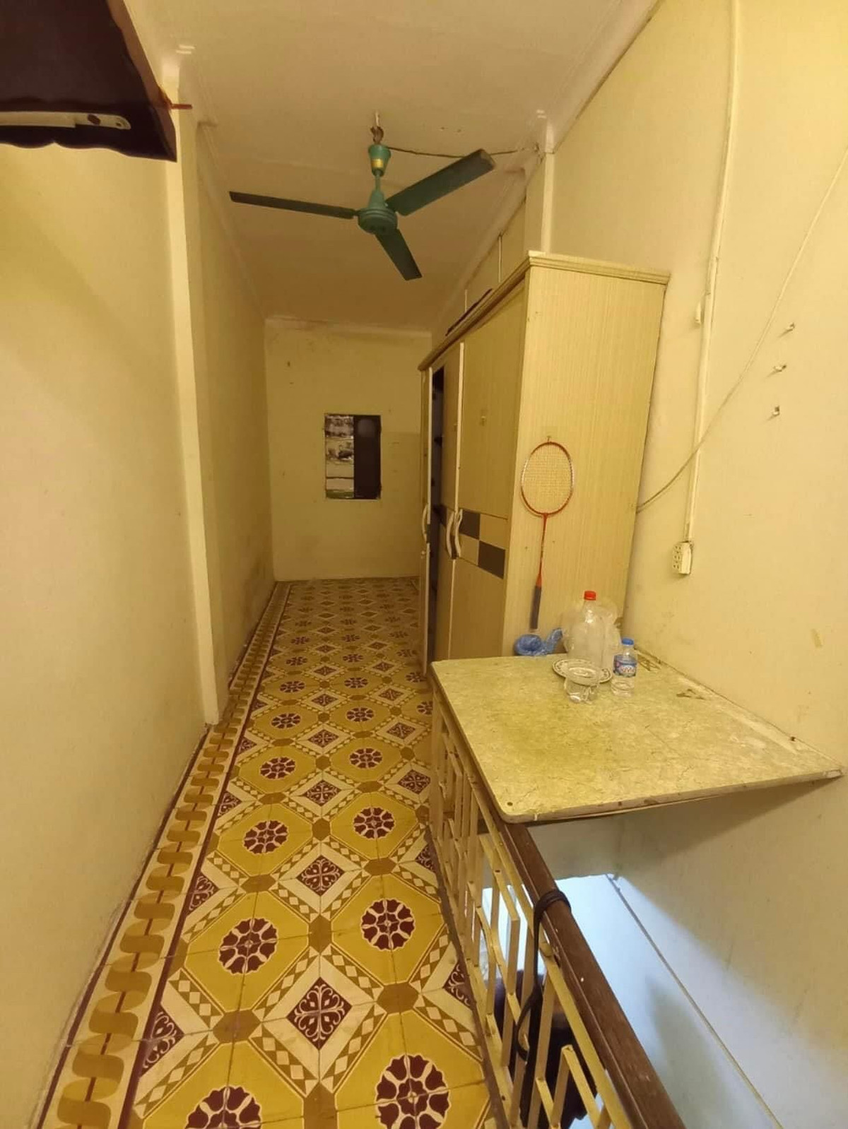 Chuyện cải tạo một góc nhà thành một căn phòng khép kín để cho thuê không còn quá xa lạ, tuy nhiên nhiều người vì tận dụng đến mức tối đa để cho thuê nhà kiếm tiền mà biến không gian 10-15m2 thành 1 "phòng trọ khép kín" với giá trên trời. (Ảnh: tổng hợp Facebook)