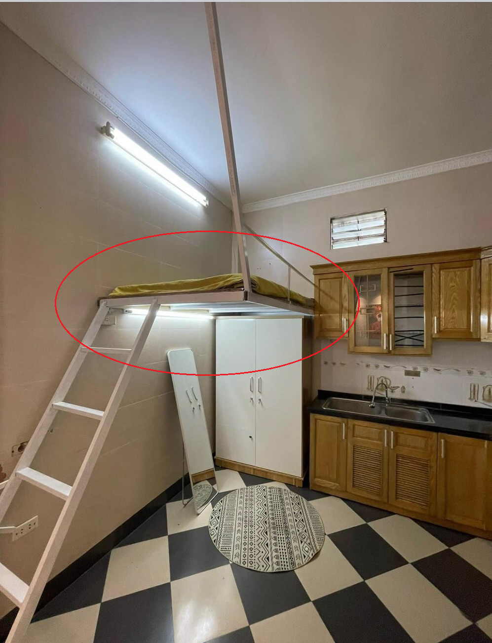 Nhiều người đã bày tỏ thái độ phía dưới bài đăng: "Ủa phòng trọ dành cho người giấy à", "sợ thật đấy cái này là cái phòng bếp, lắp thêm mấy thứ linh tinh là thành phòng trọ khép kín ngay". Phòng trọ này được chủ nhân bài viết rao với giá 3,9 triệu/ tháng - một mức giá thuê khá đắt so với mặt bằng chung hiện tại.