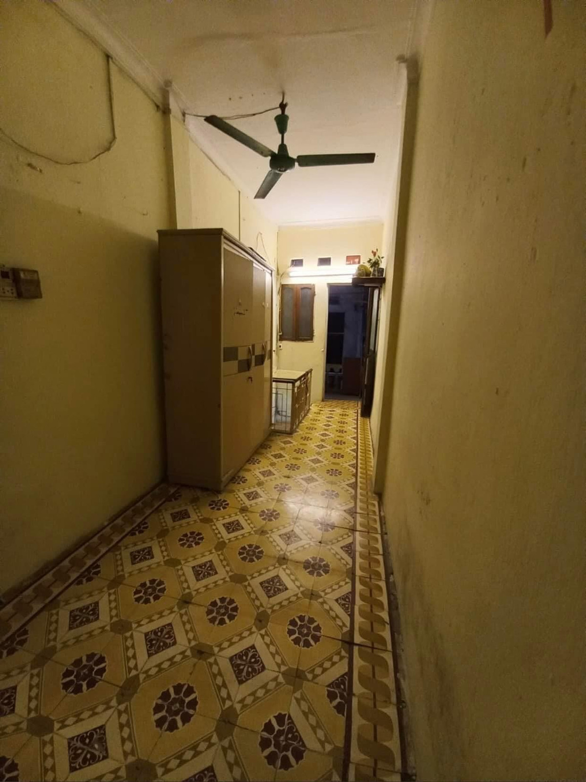 Hay như căn phòng nàygiá 1,5 triệu/tháng nhưng cảm giác cứ "hun hút", lạnh sống lưng. Căn phòng dường như được cải tạo từ hành lang của ngôi nhà.