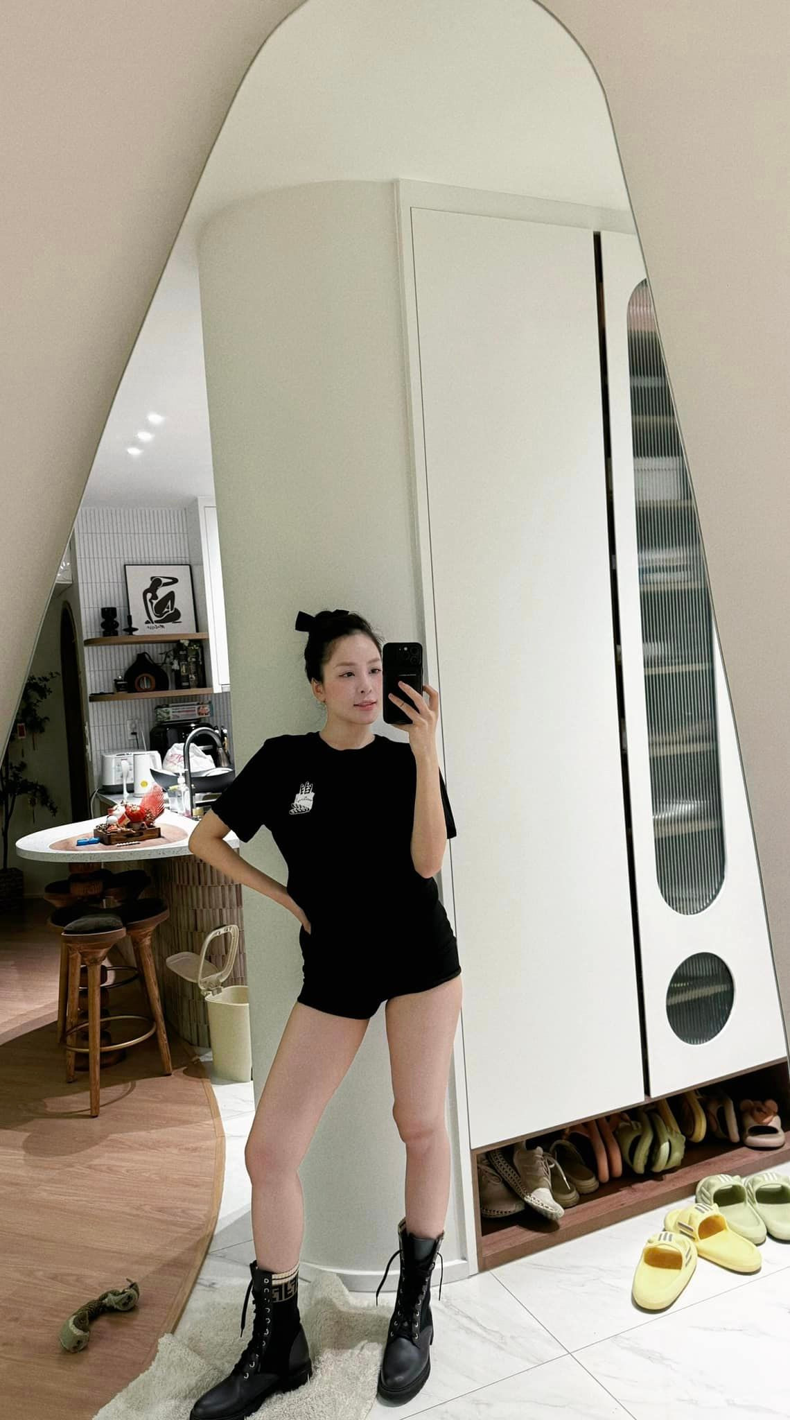 Sau thời gian ở ẩn vì lộ clip nhạy cảm, Trâm Anh trở lại dùng mạng xã hội nhưng chỉ đăng công việc và cuộc sống của bản thân.