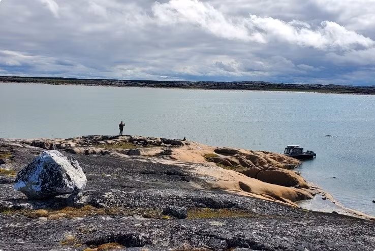 Gyrfalcon là một quần đảo tại Canada, được tạo thành từ 200 hòn đảo nhỏ. Nếu may mắn, du khách cũng có thể ngắm được hiện tượng cực quang hiếm thấy. Ảnh: ungavapolarecotours.com