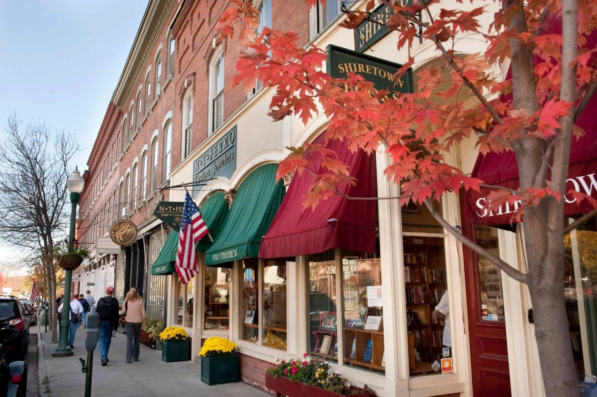 Thị trấn Woodstock, bang Vermont của Mỹ được đánh giá là một trong những thị trấn đẹp nhất nước Mỹ. Thị trấn còn sở hữu những dãy nhà theo kiến trúc New England. Du khách có thể đi tham quan, chụp ảnh hoặc thưởng thức các ly bia được làm thủ công. Ảnh: Northshore Magazine