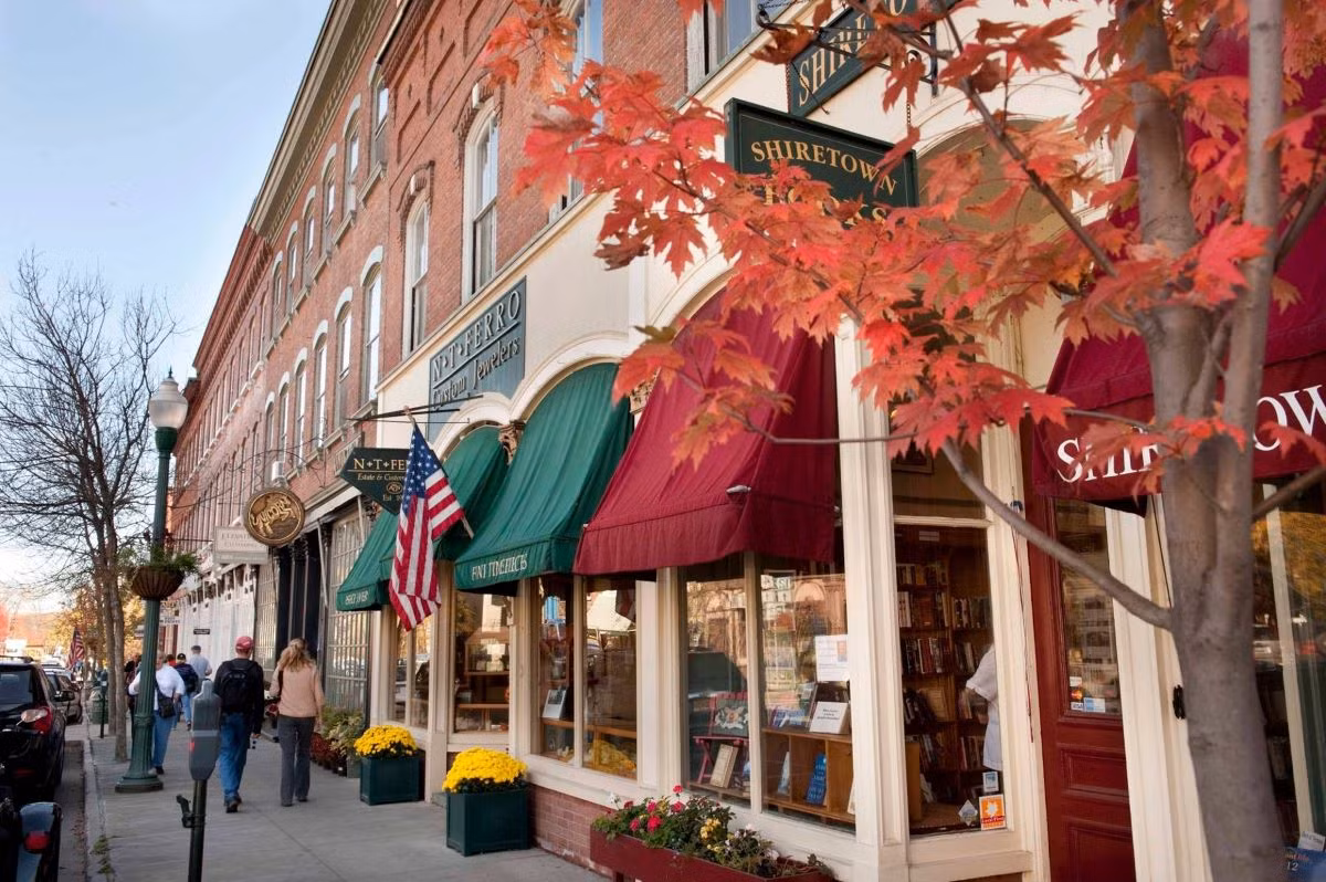 Thị trấn Woodstock, bang Vermont của Mỹ được đánh giá là một trong những thị trấn đẹp nhất nước Mỹ. Thị trấn còn sở hữu những dãy nhà theo kiến trúc New England. Du khách có thể đi tham quan, chụp ảnh hoặc thưởng thức các ly bia được làm thủ công. Ảnh: Northshore Magazine