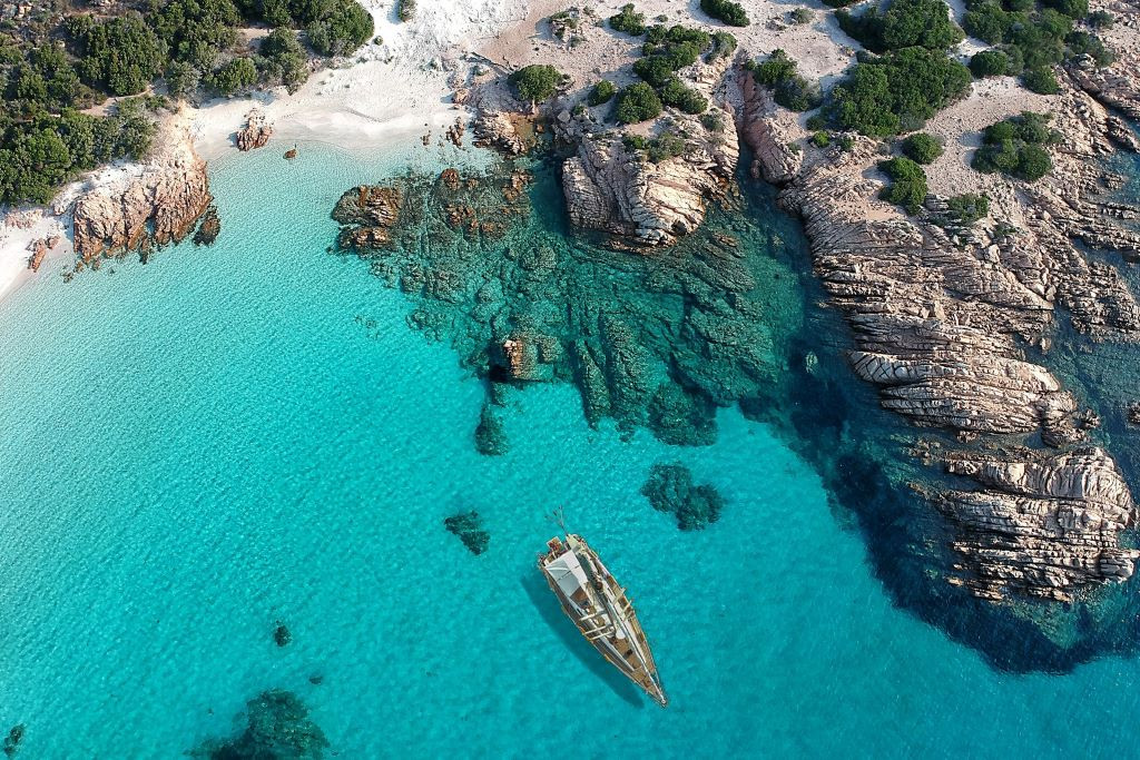 Đảo Sardinia ở Ý nổi tiếng với bờ biển Smeralda với bãi cát trắng, nước biển trong vắt. Ngoài tắm biển, du khách cũng có thể thưởng thức những món hải sản tươi hay các món ăn nổi tiếng của Ý như bánh pizza, mỳ ống… Ảnh: cntraveler.com