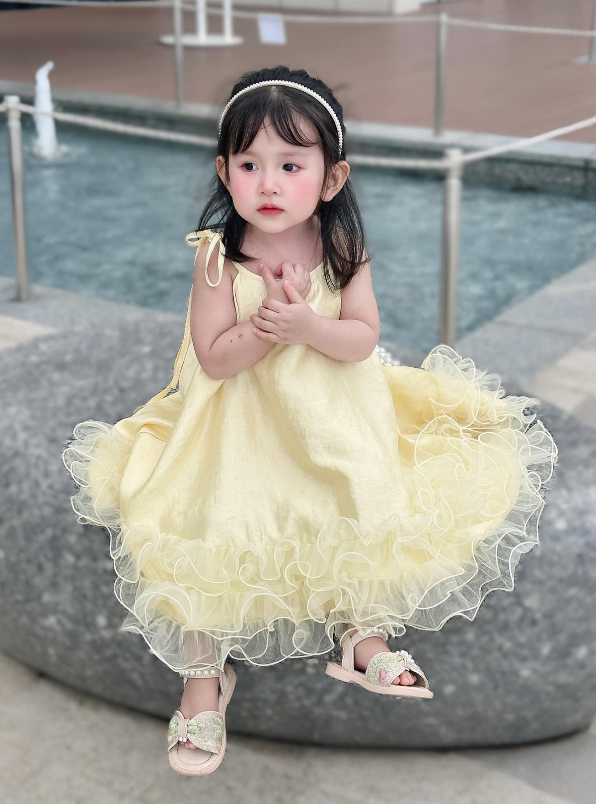 Chả cần tạo dáng gì nhiều, mỗi hành động của cô bé đều toát lên sự đáng yêu. (Ảnh: FB bé Min)