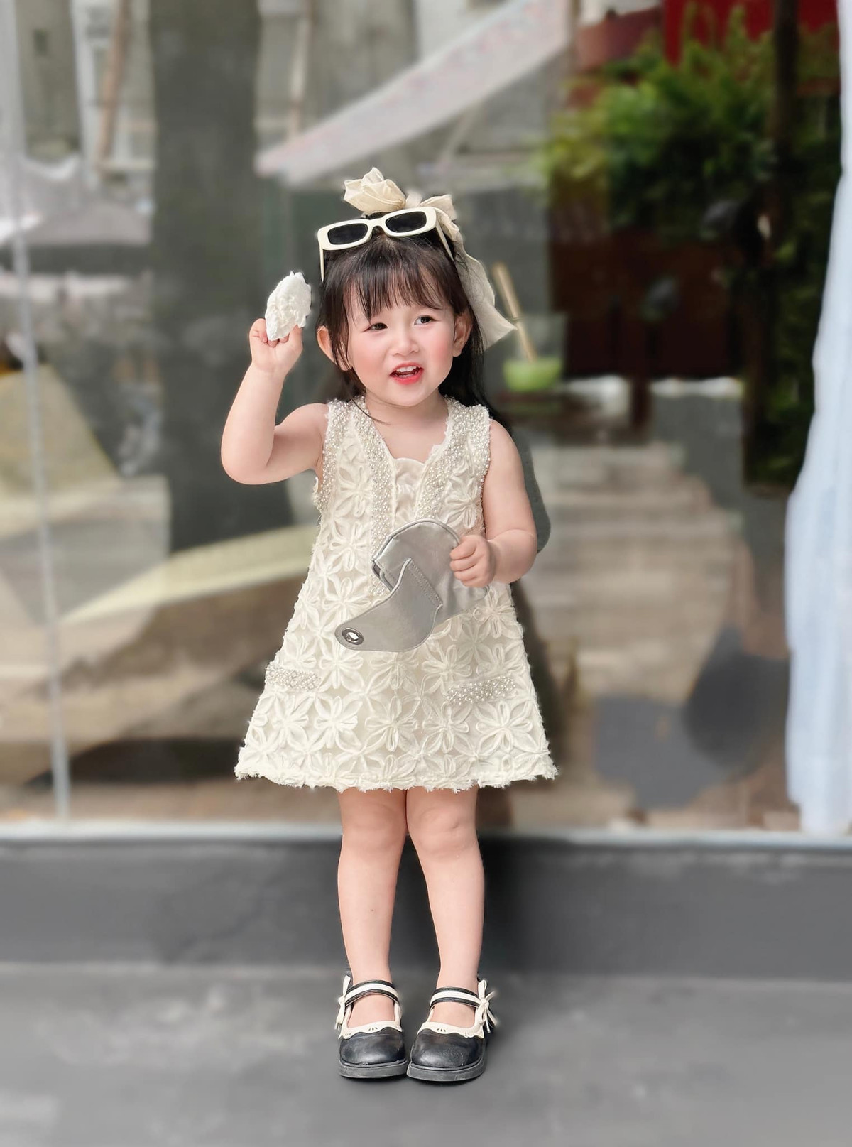 Chỉ mới 2 tuổi nhưng đã có kinh nghiệm trong nghề mẫu nhí 1 năm, đó chính là cô bé có biệt danh là Min. Nhờ có vẻ ngoài xinh xắn mà Min trở thành mẫu nhí của trên dưới 50 nhãn hàng.