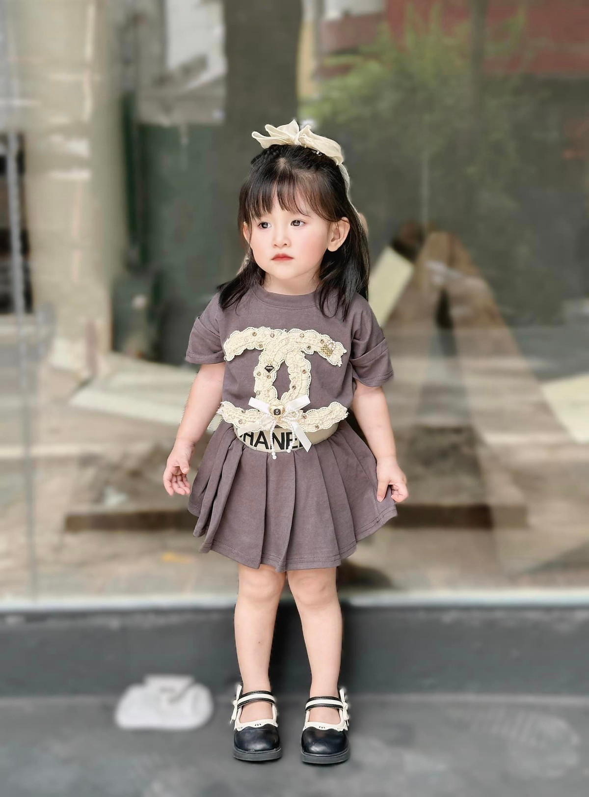 Chai sẻ về câu chuyện bén duyên với nghề mẫu ảnh, mẹ bé Min bày tỏ: "Thời gian đầu con hay nhận chụp feedback cho các shop váy. Mỗi tuần mẹ và con sẽ đi cafe chơi chụp ảnh cùng nhau."