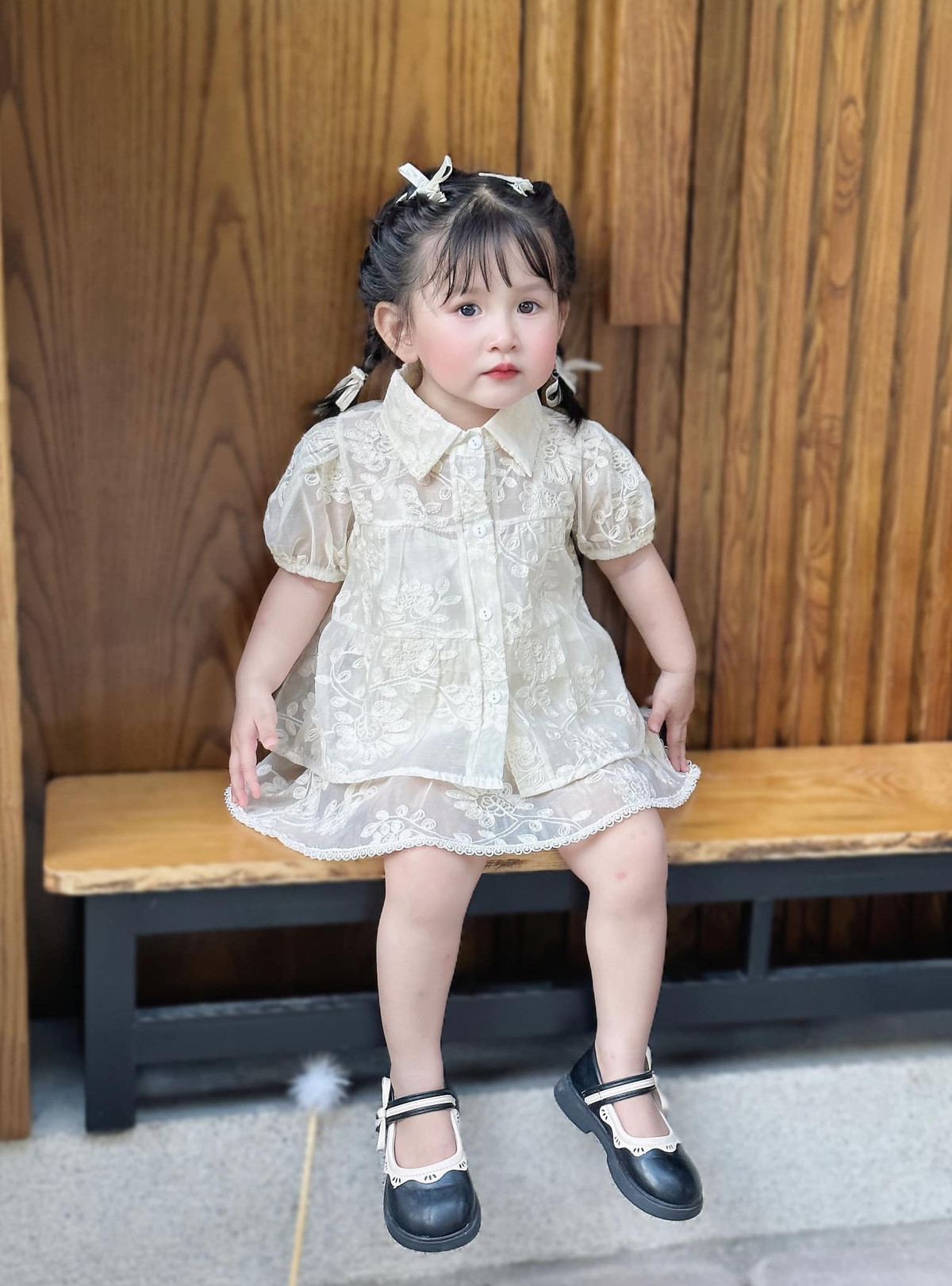 Min làm mẫu cho rất nhiều nhãn hàng, từ quần áo, giày dép, mũ nón.