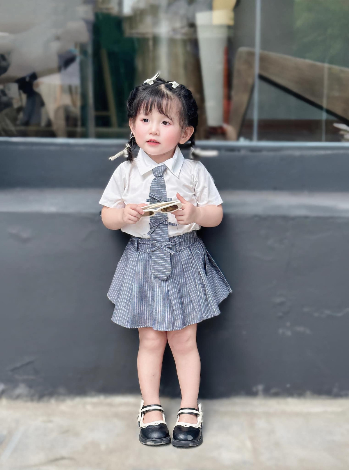 Bé Min tự kiếm được gần 30 triệu 1 tháng từ việc làm mẫu nhí. Nhờ khoản tiền này, cô bé có thể tự đóng tiền học cho mình và anh, có sổ tiết kiệm riêng.