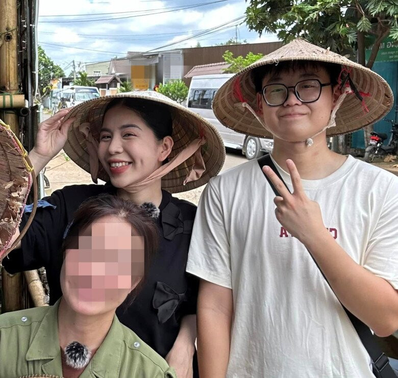 Được biết, trước khi xảy ra mâu thuẫn gia đình, Hằng Du Mục có mối quan hệ khá thân thiết với 2 con riêng của chồng.