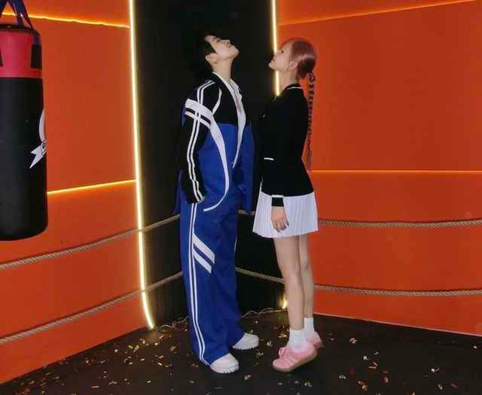 Lúc đó, Xoài Non cũng là khách mời trong phiên livestream với Gil Lê. Xoài Non cũng bày tỏ rất hâm mộ Gil nên việc được livestream chung giống như “đu idol thành công”. (Ảnh: FBNV)