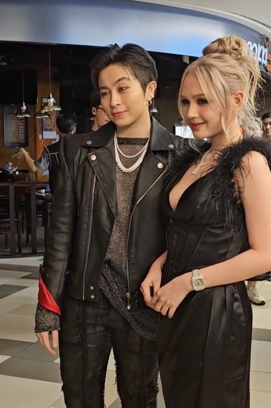 Đầu năm nay, trong một sự kiện, Xoài Non cũng có tấm hình chụp chung với Gil Lê, tuy nhiên lúc đó cả 2 vẫn còn khá ngại ngùng, không thân thiết như hiện tại. (Ảnh: FBNV)