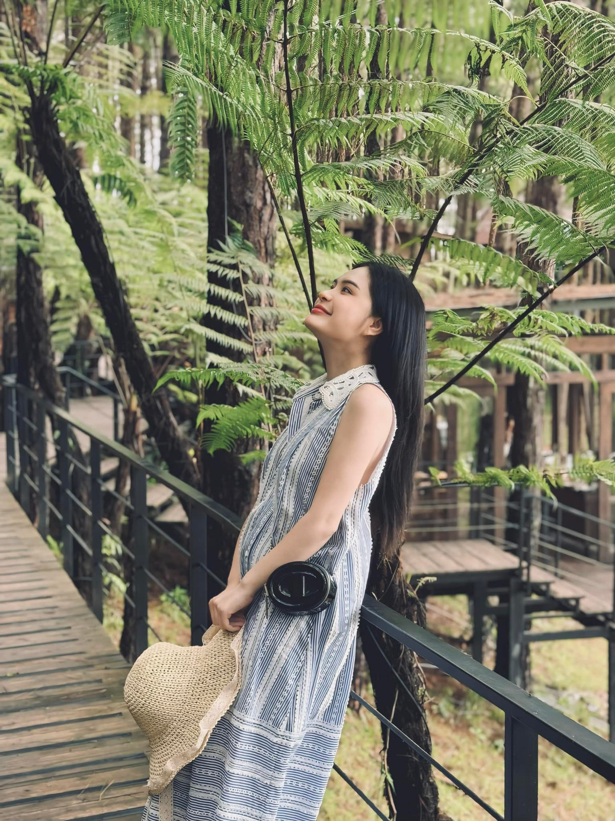 "Xin chia buồn cùng gia đình anh chị, cố lên nha chị Băng"; "Chị ơi em thấy tấm hình này em đau lòng quá! Em mong anh chị và gia đình sớm vượt qua nỗi đau này nhé! Em mong mọi điều bình an với gia đình!"... là những lời chia sẻ, động viên của cư dân mạng dành cho gia đình Đoàn Di Băng.