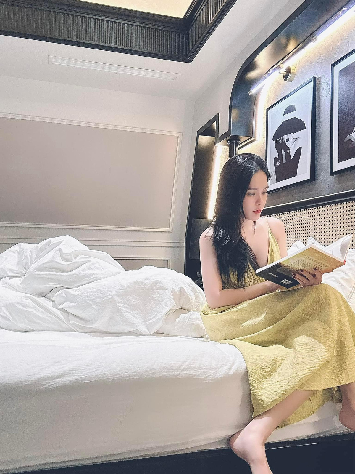 Trên trang cá nhân, Di Băng thường chia sẻ cuộc sống của mình và gia đình. Cô được người chồng doanh nhân chiều chuộng hết mực.