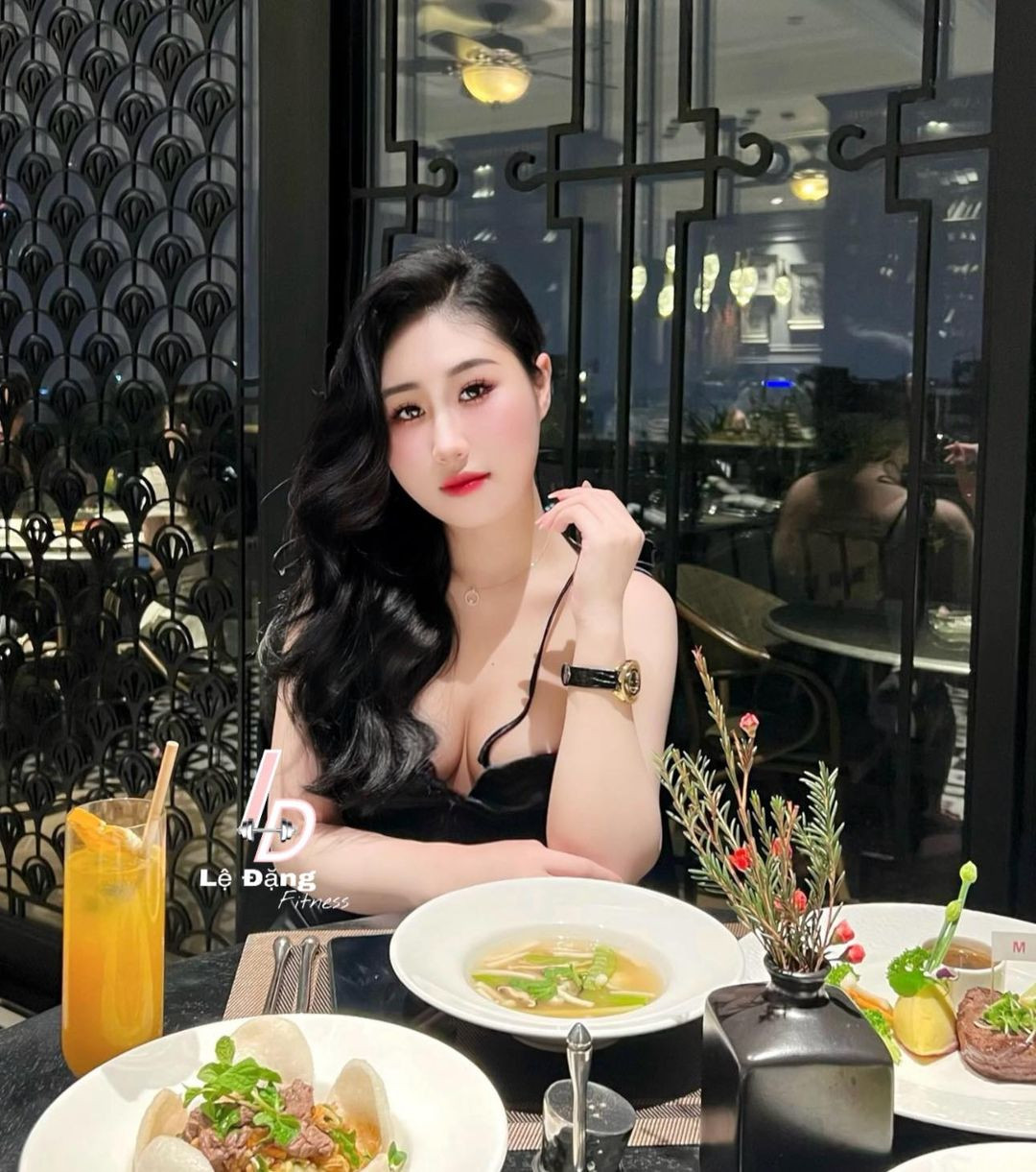 Cô được biết đến nhờ câu chuyện tăng 14kg để sở hữu thân hình siêu chuẩn trong vòng 3 năm. Vóc dáng của cô nàng cực kỳ cân đối cùng với chiều cao 1m66 số đo ba vòng 86-62-96 không thể nào hoàn hảo hơn.