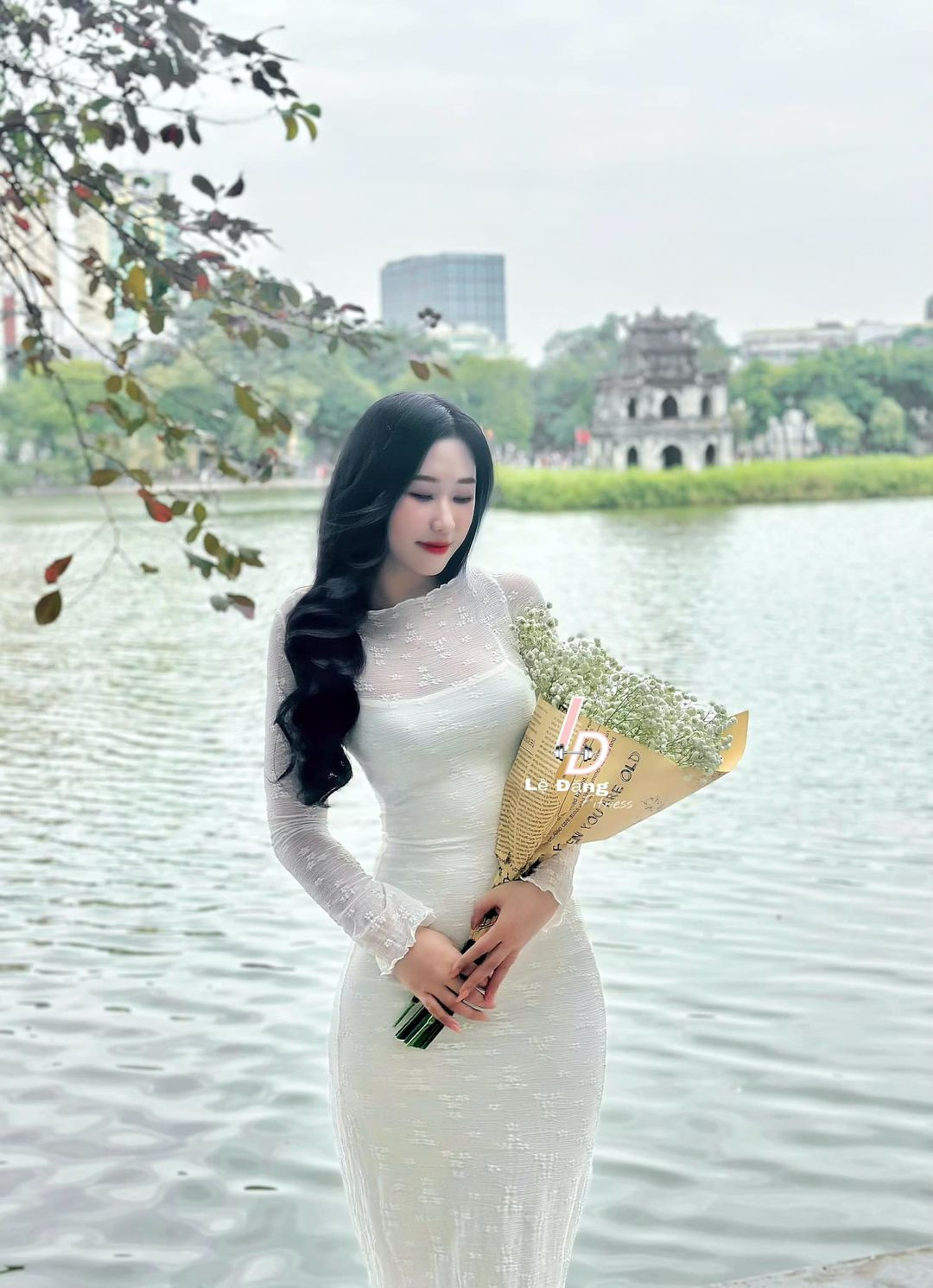 Nhân vật chính của bức ảnh là Lệ Đặng - một hot girl phòng gym được khá nhiều người biết tới. Không chỉ có những tấm hình với xe hoa, loạt ảnh chụp cạnh hồ gươm của cô nàng cũng từng được nhiều fanpage chia sẻ lại.