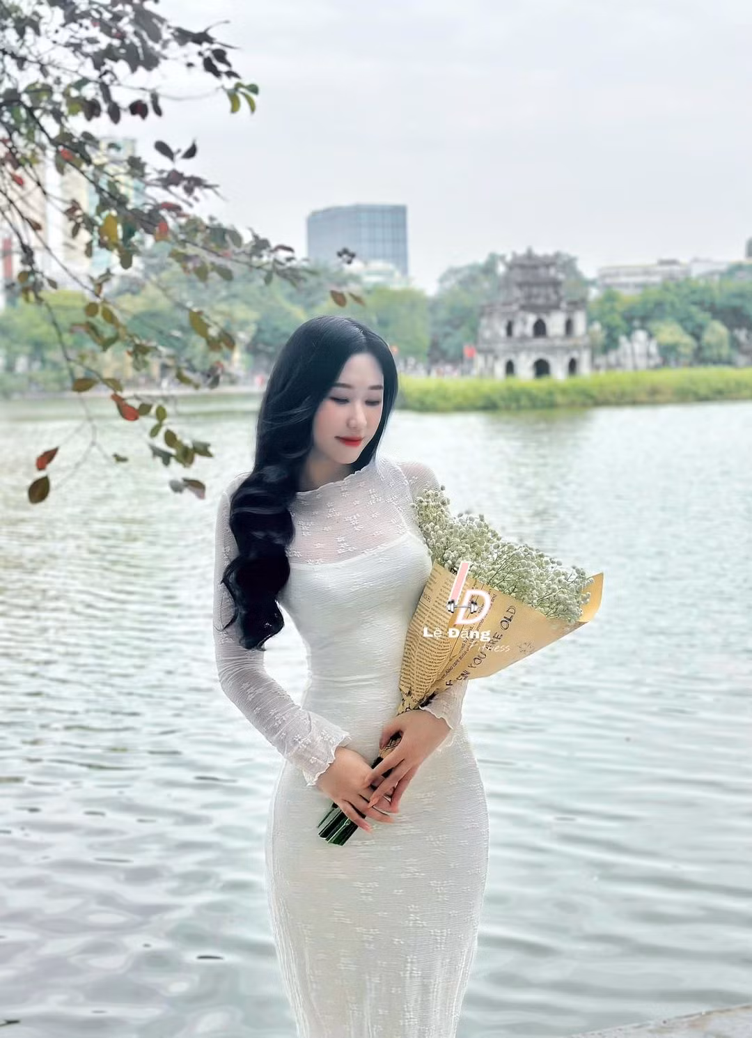 Nhân vật chính của bức ảnh là Lệ Đặng - một hot girl phòng gym được khá nhiều người biết tới. Không chỉ có những tấm hình với xe hoa, loạt ảnh chụp cạnh hồ gươm của cô nàng cũng từng được nhiều fanpage chia sẻ lại.