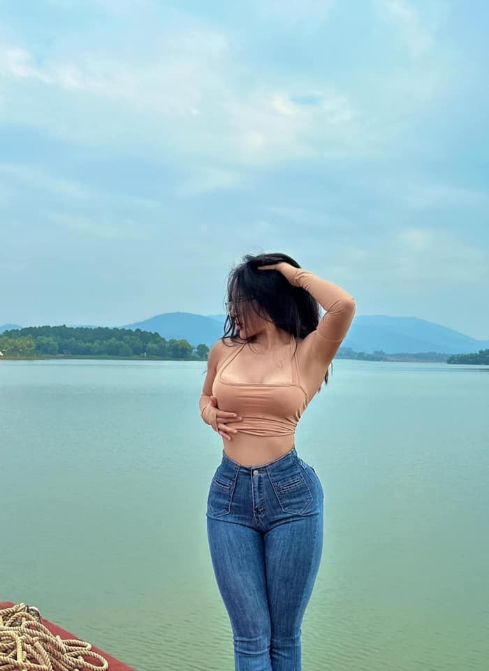 Không chỉ sở hữu thân hình bốc lửa vạn người mê mà cô nàng còn có tài năng kinh doanh thiên bẩm. Vậy nên, mặc dù còn khá trẻ, nhưng cô nàng 26 tuổi này đã sở hữu 2 cửa hàng thời trang chuyên bán đồ thể thao. Trong đó tập trung chủ yếu vào đồ Gym. Cô cũng đã có một Spa riêng của mình. Cả 2 lĩnh vực kinh doanh cô đều đang quản lý và vận hành khá tốt, mang đến nguồn thu nhập ổn định mỗi tháng.