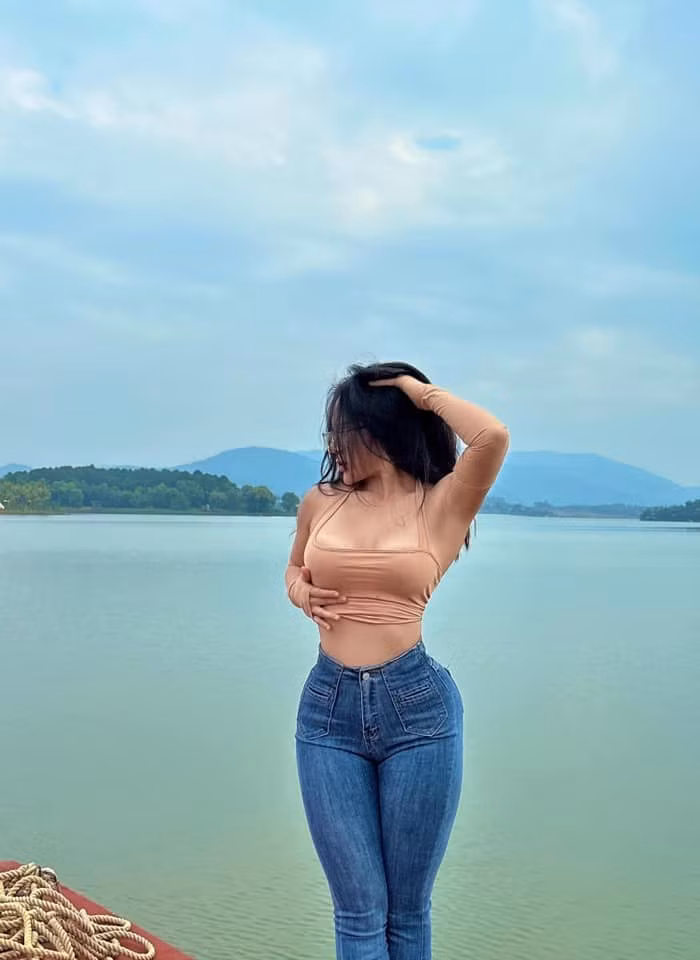 Không chỉ sở hữu thân hình bốc lửa vạn người mê mà cô nàng còn có tài năng kinh doanh thiên bẩm. Vậy nên, mặc dù còn khá trẻ, nhưng cô nàng 26 tuổi này đã sở hữu 2 cửa hàng thời trang chuyên bán đồ thể thao. Trong đó tập trung chủ yếu vào đồ Gym. Cô cũng đã có một Spa riêng của mình. Cả 2 lĩnh vực kinh doanh cô đều đang quản lý và vận hành khá tốt, mang đến nguồn thu nhập ổn định mỗi tháng.