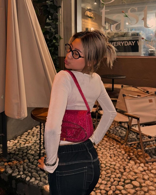 Trong loạt ảnh được đăng tải, Louis Phạm vẫn có vẻ khá tươi tắn và nhuận sắc, vẫn đeo những phụ kiện, túi xách hàng hiệu đắt đỏ. (Ảnh: IGNV)