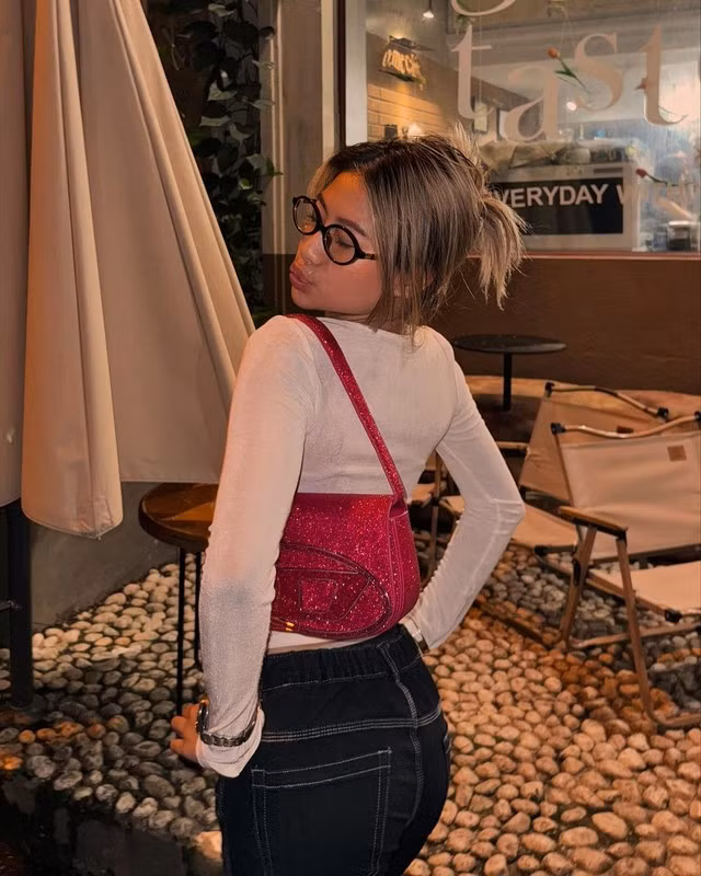 Trong loạt ảnh được đăng tải, Louis Phạm vẫn có vẻ khá tươi tắn và nhuận sắc, vẫn đeo những phụ kiện, túi xách hàng hiệu đắt đỏ. (Ảnh: IGNV)