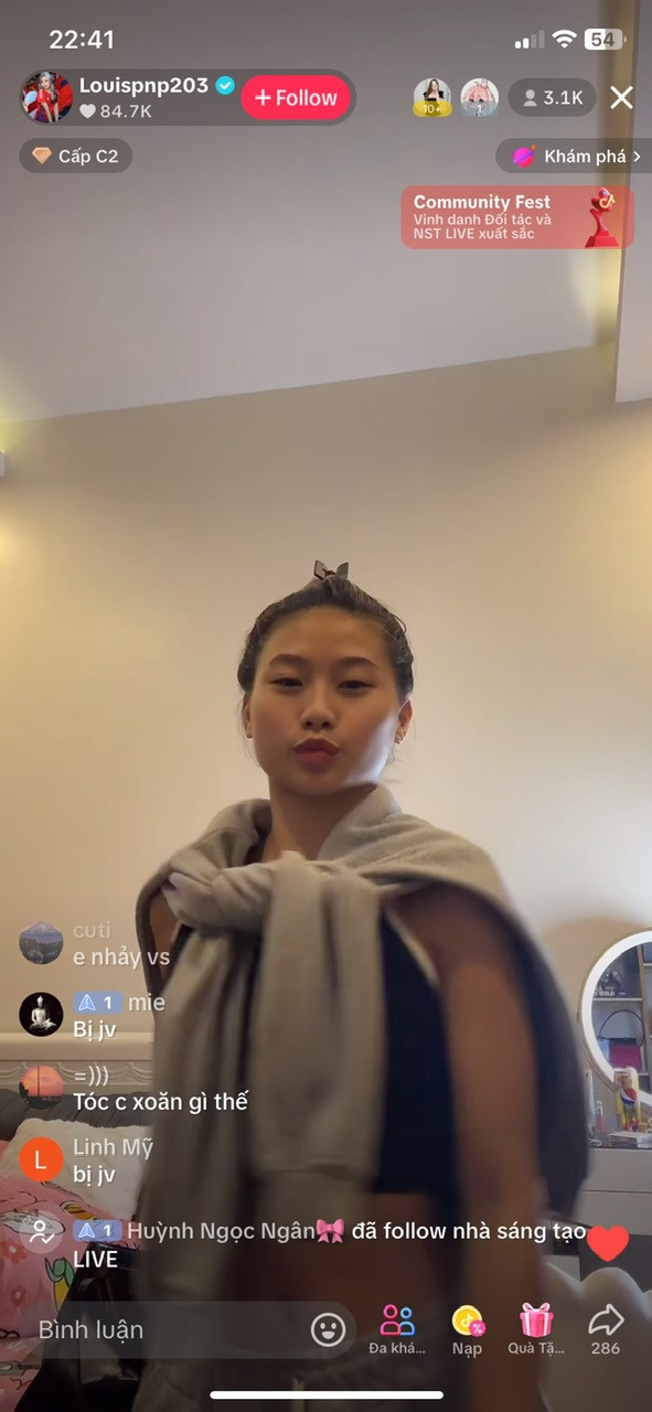 Tối qua, cô nàng cũng lên sóng livstream với những màn nhảy nhót theo nhạc. (Ảnh: chụp màn hình livestream NV)