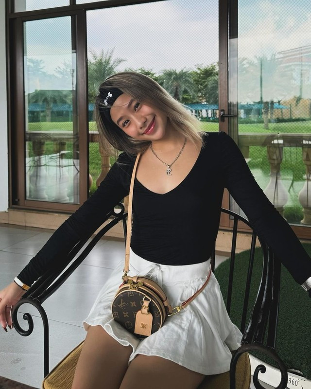 Cô nàng cùng bạn trai vẫn đi du lịch ở nhiều nơi. (Ảnh: IGNV)