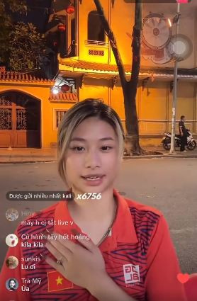 Khi mọi người có ý kiến "Chào cờ mà cũng không biết?", Louis phản ứng lại với thái độ không quan tâm lắm: "Đây chỉ là một cái nhỏ xíu cũng bị bắt bẻ là sao" (Ảnh: chụp màn hình livestream NV). Điều này khiến nhiều người xem livestream vô cùng phẫn nộ: "Thái độ như thế là sao vậy", là vận động viên quốc gia nhưng lại không biết chào cờ tay nào? thật hay đùa thế?", "bạn có thể không biết không ai trách, nhưng thái độ khi được người khác góp ý như thế là không được rồi".