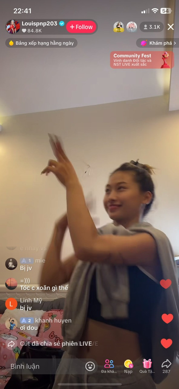 Ở phần bình luận, nhiều người bày tỏ sự khó hiểu với cách giao tiếp và hành động của cô nàng: "Bị gì vậy", "khó hiểu thực sự", "bạn này sao sao ấy". (Ảnh: chụp màn hình livestream NV)