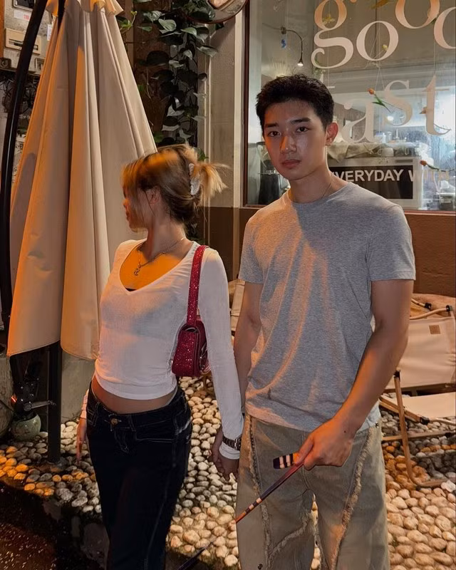 Trong những bài đăng "trở lại" gần đây, cô nàng rất chăm chỉ khoe ảnh tình tứ của mình với bạn trai. Nhìn lại kể từ ngày dính "liên hoàn phốt", Louis Phạm gần như bị những người từng hâm mộ quay lưng. Kể cả những người bạn thân trước kia cũng từ chối nhắc tên hotgirl 2k3, chỉ có bạn trai của cô là vẫn đồng hành gắn bó, có thể vì vậy nên những bài viết mới trên trang cá nhân cựu vận động viên đều thể hiện tình cảm với người yêu của mình.(Ảnh: IGNV)