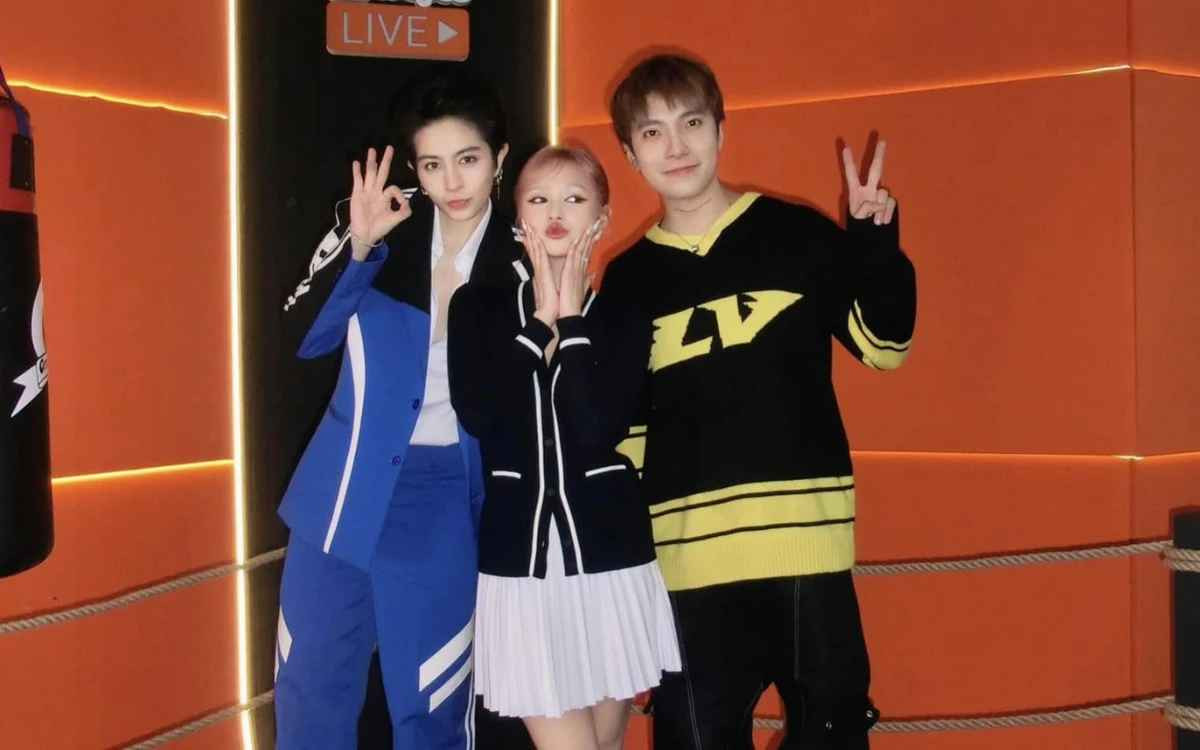 Từ những bộ đầm ôm sát body, giúp khoe vóc dáng triệt để cho đến trang phục theo phong cách trong sáng, thơ ngây, cô nàng 22 tuổi đều dễ dàng “cân đẹp”.