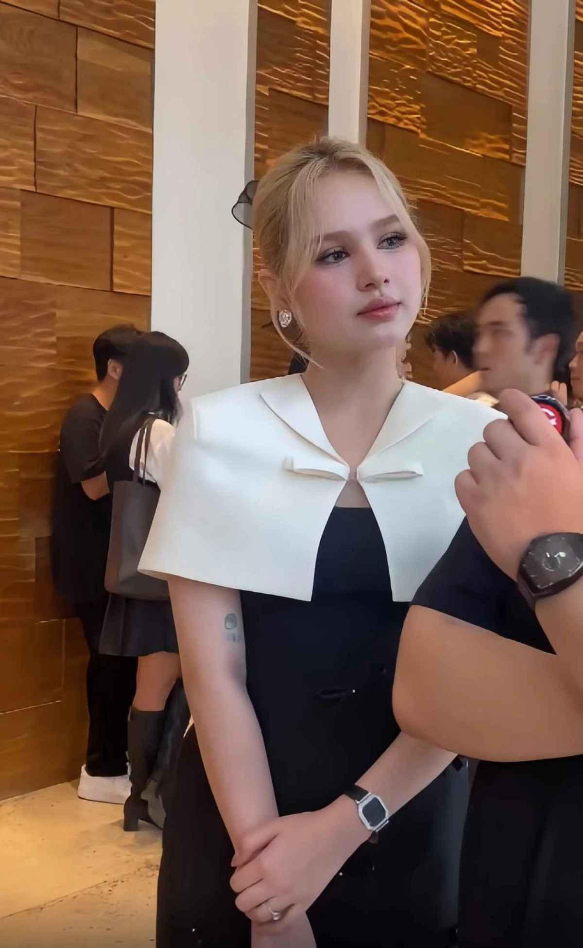 Cô nàng 22 tuổi "phát sáng" với làn da trắng không tì vết, đường nét gương mặt lai Tây sắc sảo.